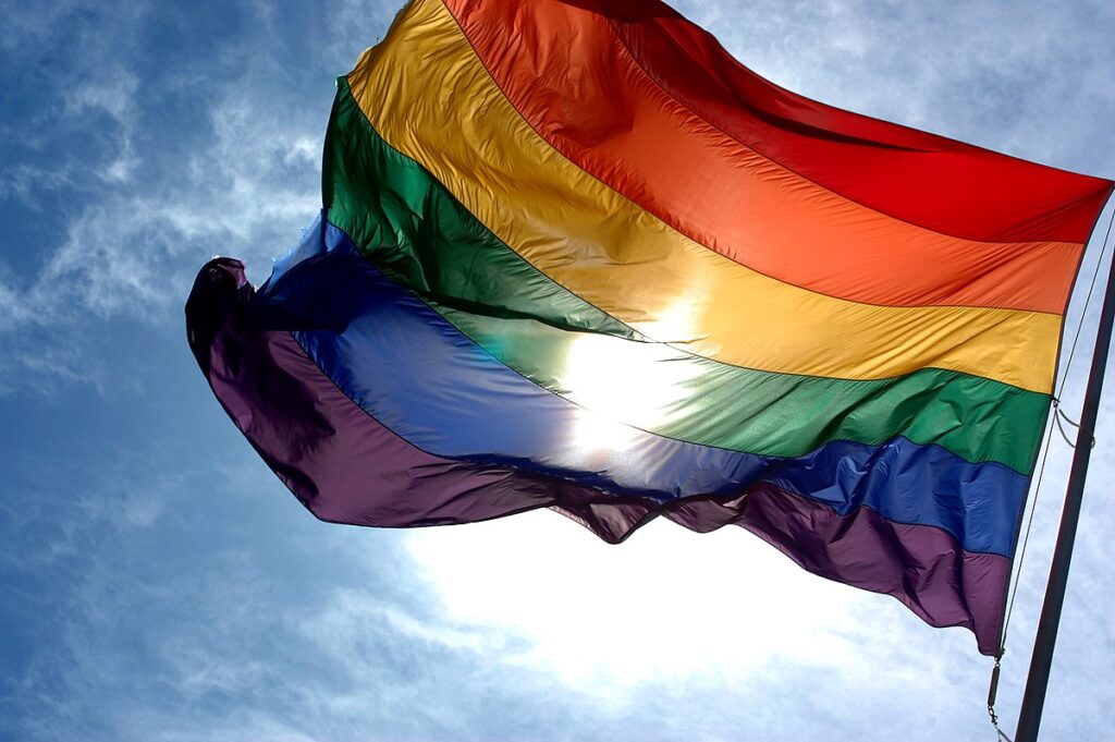 Rainbow_flag_and_blue_skies-1024x681 Ser LGBT: Desafios e Realidades no Mundo Atual