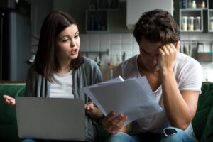 angry-wife-scolding-blaming-upset-husband-unpaid-bills-300x200 Abuso Financeiro: Como Identificar Sinais em um Relacionamentos