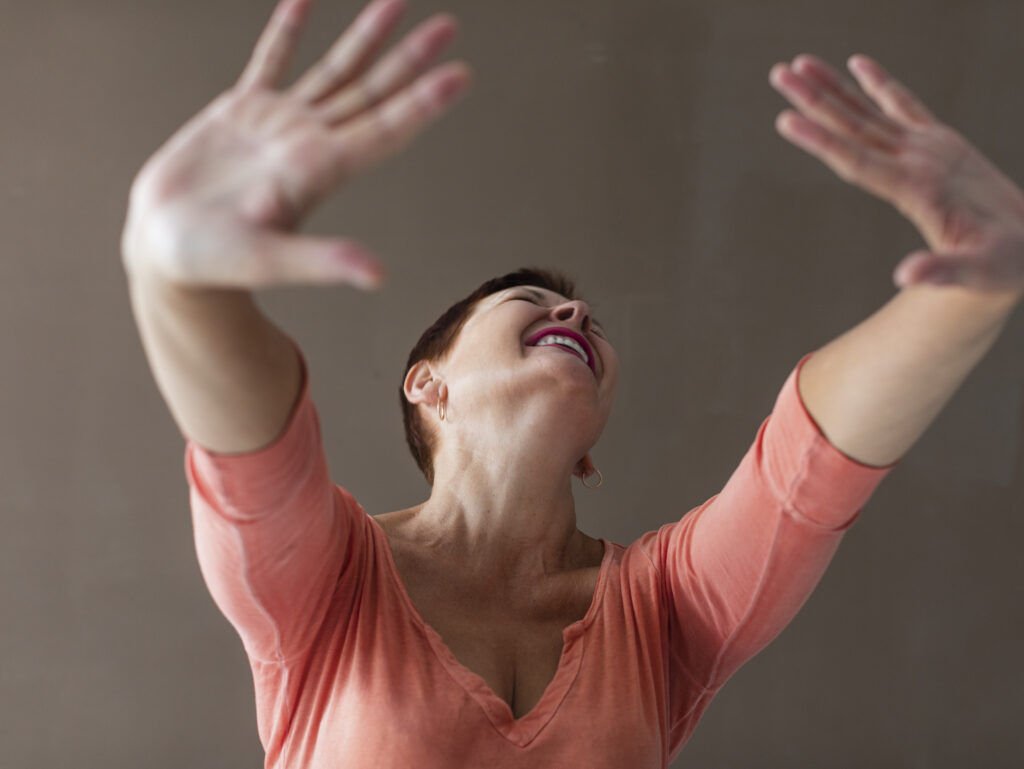 close-up-positive-senior-woman-raising-hands-1024x769 Estado de Flow: Dicas e Técnicas para Alcançar o Estado de Alta Produtividade