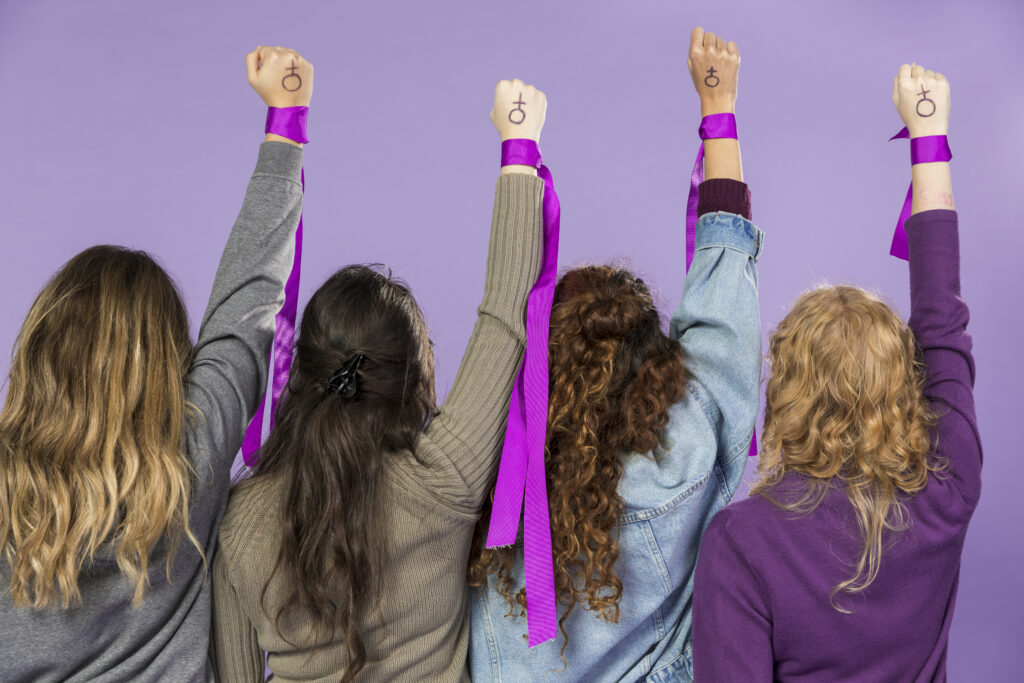 group-female-activists-protesting-together-1024x683 Empoderamento Feminino: Compreendendo o Aspecto Psicológico