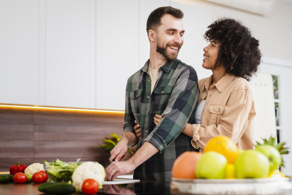 man-cooking-looking-his-girlfriend-1024x683 Maneiras Saudáveis de Enfrentar Emoções Desconfortáveis: Dicas e Estratégias Eficazes