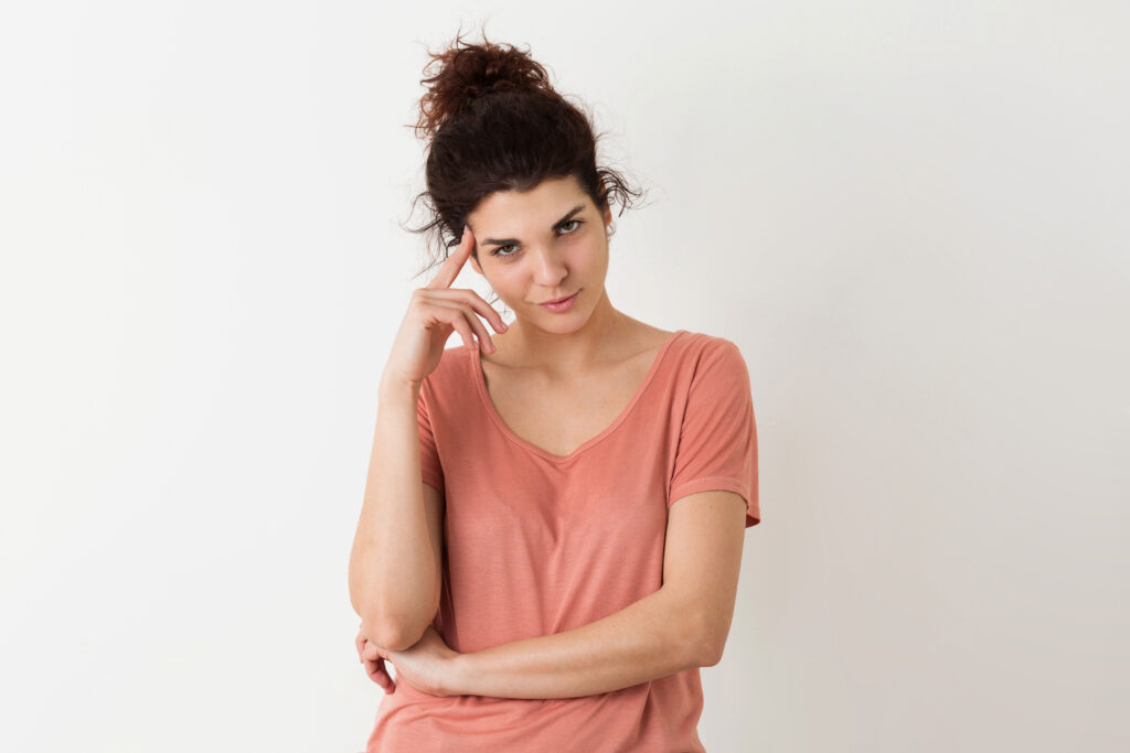 portrait-young-natural-looking-smiling-happy-hipster-pretty-woman-pink-shirt-posing-isolated-thinking-having-problem-1024x683 Superando o Pensamento de Tudo ou Nada: Como Evitar Extremos e Enxergar o Meio-Termo