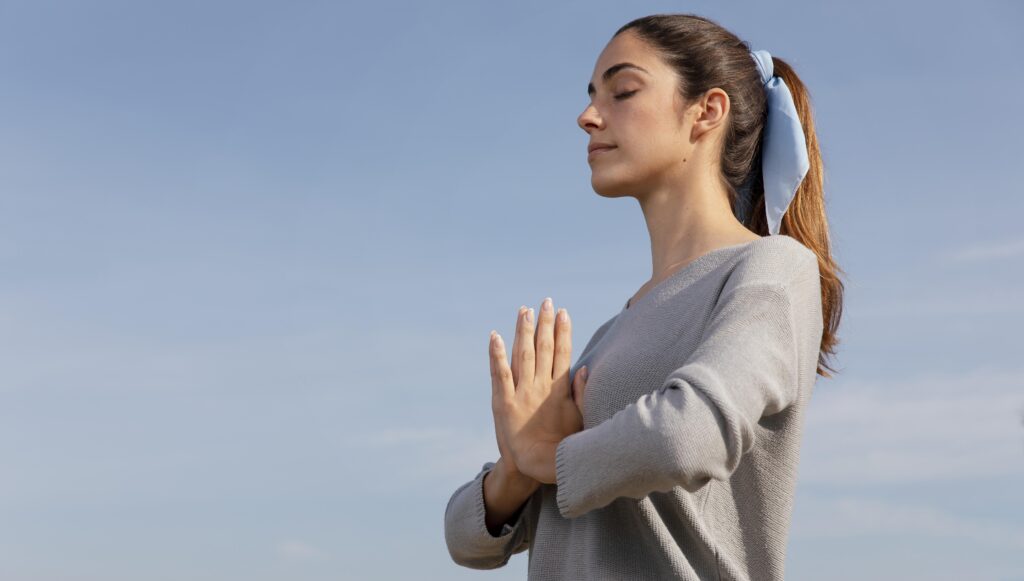 side-view-woman-meditating-nature-1024x581 Sol, Exercício, Sono, Dieta: Como Ficar Acima da Média e Melhorar Sua Saúde