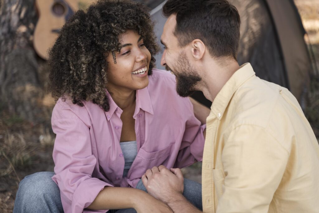 smiley-couple-outdoors-getting-romantic-1024x683 Dicas Para Manter um Relacionamento Interpessoal Saudável e Duradouro