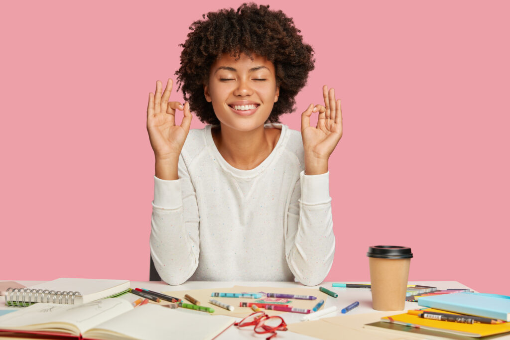 smiling-dark-skinned-girl-enjoys-tranquil-atmosphere-1024x683 Eustresse: Como o Estresse Positivo Pode Beneficiar Sua Vida