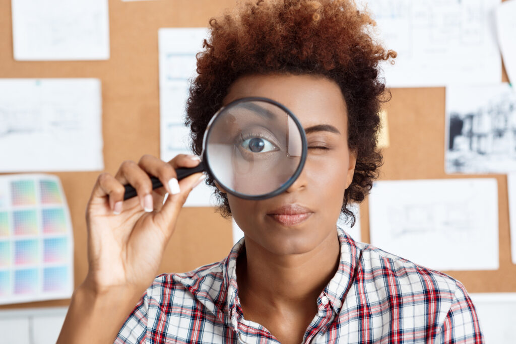 young-beautiful-worker-holding-magnifier-1024x683 Aprendizagem Observacional: Como Funciona e Seus Impactos na Psicologia