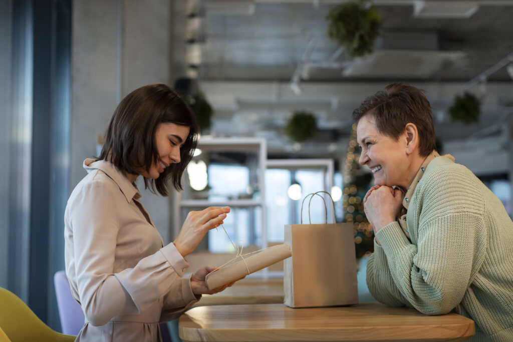 young-old-couple-besties-1024x683 Como Iniciar Uma Conversa: Dicas, Estratégias e Exemplos Práticos