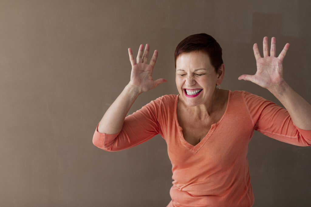 mature-woman-excited-front-view-1024x683 Falta de Ar Durante Ataques de Pânico: O Que Saber