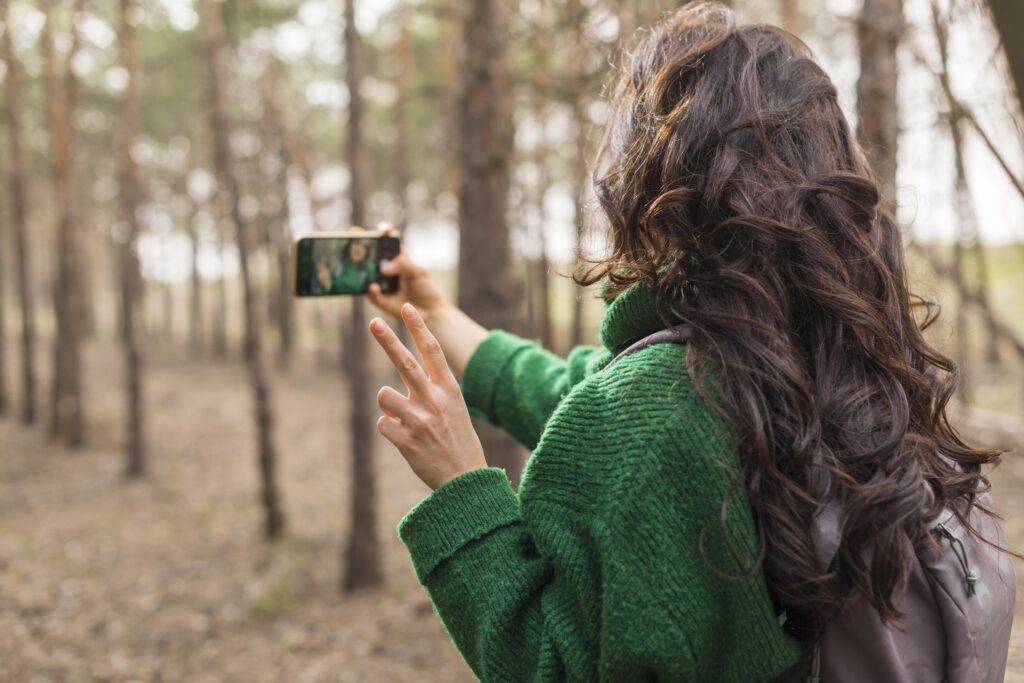 woman-taking-photos-nature-1024x683 Esquema em Psicologia: Compreenda as Estratégias e Impactos