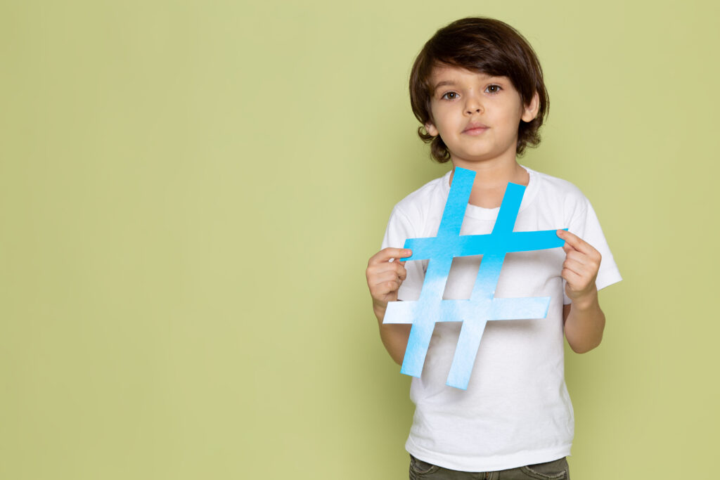 front-view-little-boy-white-t-shirt-holding-blue-sign-stone-colored-space-1024x683 Autismo: Como Funciona o Diagnóstico e Quais as Melhores Abordagens Terapêuticas