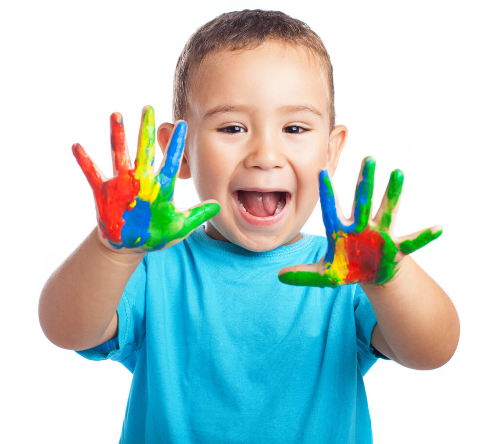 little-boy-with-hands-full-paint-with-open-mouth-1024x911 Como Lidar com Autismo de Grau Médio a Grave: Estratégias para Potencializar o Desempenho