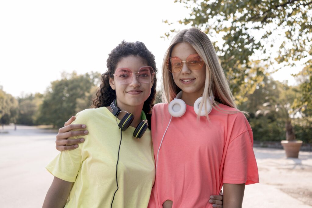 medium-shot-girls-with-headphones-posing-1024x683 Desenvolvimento da Identidade na Adolescência: Entendendo o Processo e Superando os Desafios