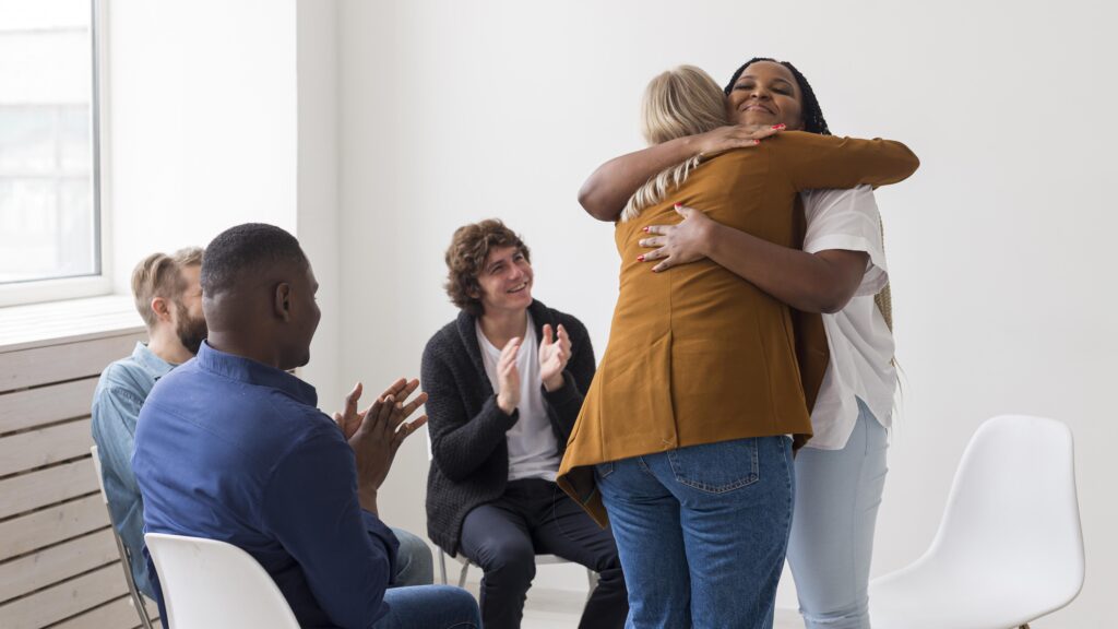 medium-shot-women-hugging-1024x576 Diferença entre Psicologia Clínica e Psicoterapia: Entenda os Conceitos