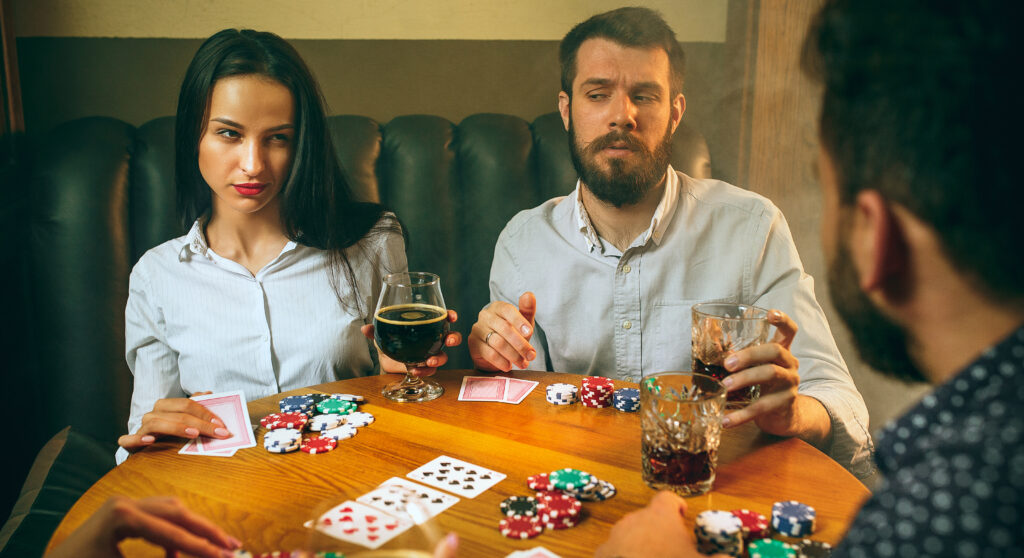 men-women-playing-card-game-poker-evening-entertainment-excitement-concept-1024x558 Vício em Jogos de Azar: Como Identificar e Tratar Esse Comportamento