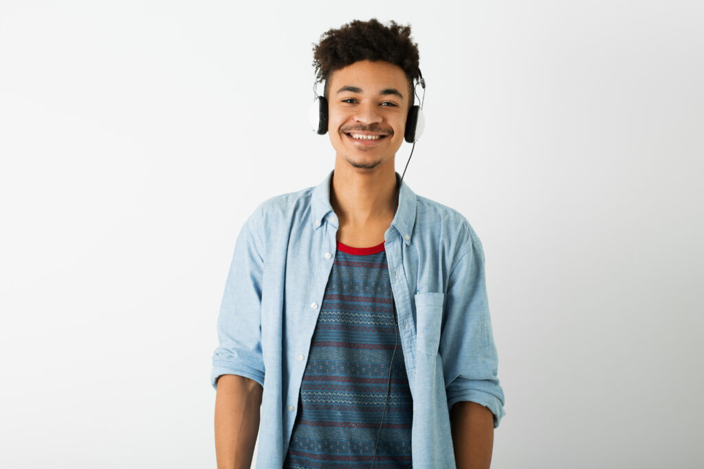 portrait-young-handsome-black-man-listening-music-headphones-white-1024x683 Bipolaridade na Adolescência: Características, Desafios do Diagnóstico Precoce e Impacto no Desenvolvimento