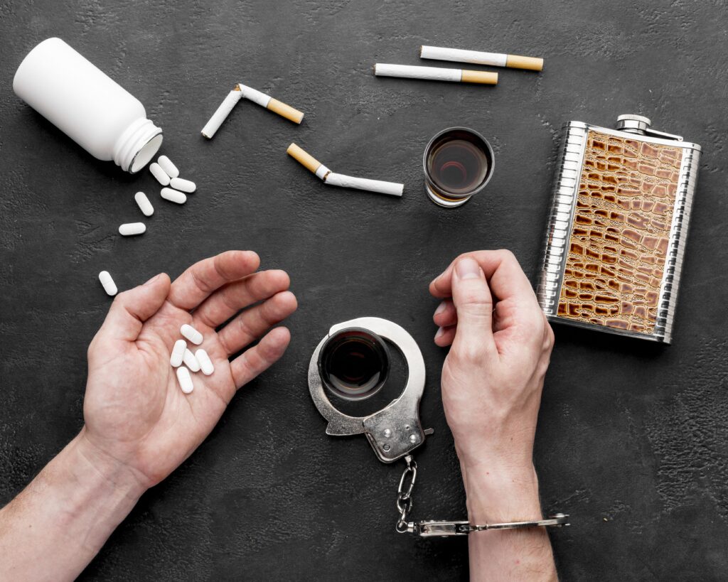 addiction-pills-cigarettes-1024x819 A Melhor Maneira de Evitar o Vício em Drogas: Por Que Não Experimentar Ainda é a Prevenção Mais Eficaz