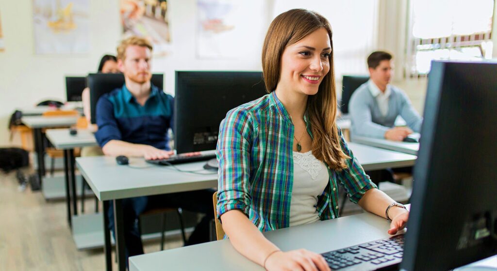 adobestock_813634501-1024x560 Qual Curso Universitário Escolher? Como Tomar a Melhor Decisão com Base em Autoconhecimento e Dados Reais