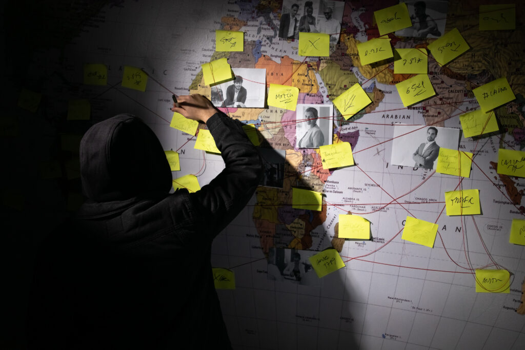 back-view-man-planning-hacker-attack-dark-room-man-writing-wall-with-stickers-photographs-red-threads-planning-conspiracy-hacking-concept-1024x683 Psicologia do Crime: Como a Mente Criminosa se Forma e Pode Ser Tratada