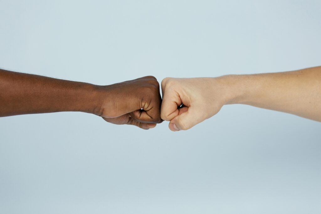 close-up-fist-bump-with-copy-space-1024x683 Como Abordar uma Mulher com Respeito: Comunicação, Consentimento e Inteligência Emocional nas Relações Interpessoais