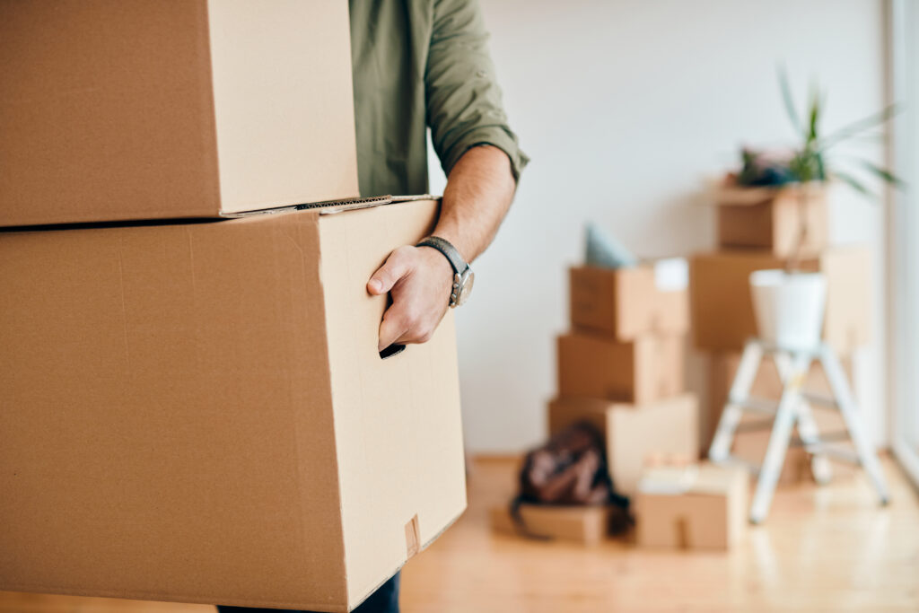 closeup-man-carrying-cardboard-boxes-while-relocating-into-new-apartment-1024x683 Neofobia: Entendendo o Medo do Novo e os Avanços Terapêuticos Recentes
