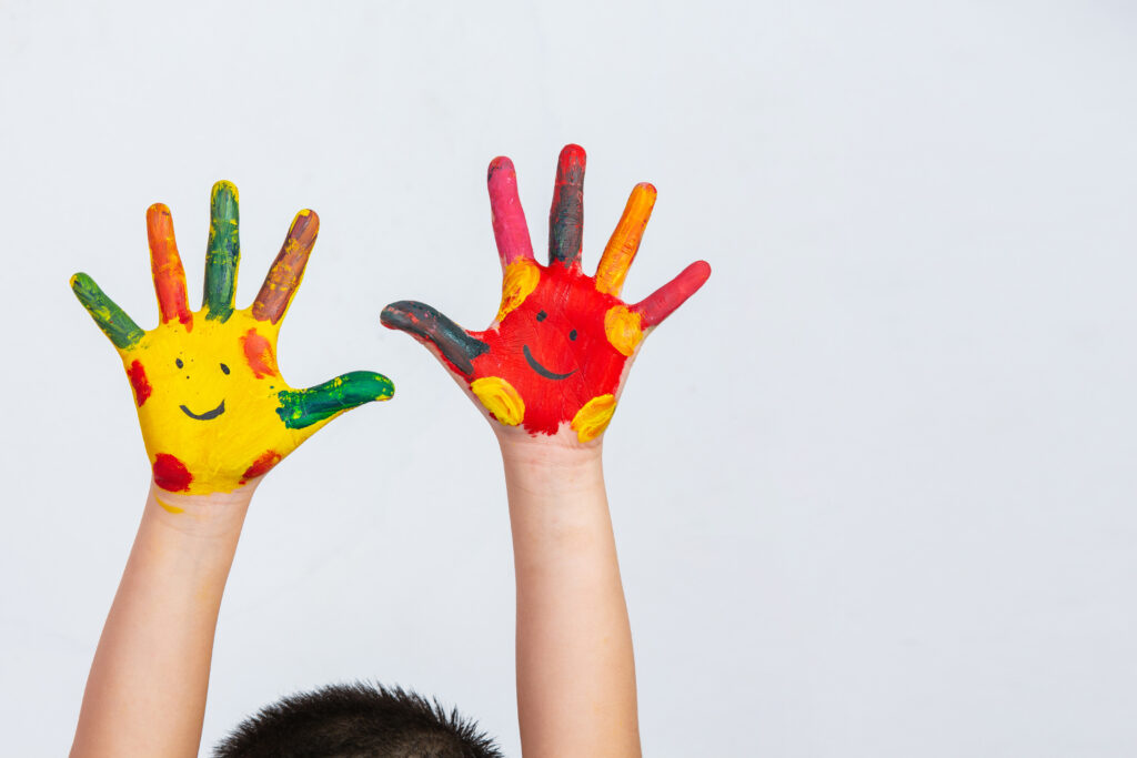 hands-child-who-smeared-1024x683 Como a Infância Molda a Vida Adulta: Impactos Psicológicos, Neurológicos e Estratégias de Tratamento Modernas