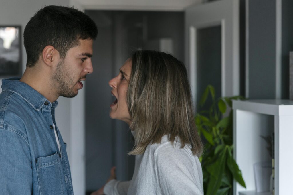 husband-wife-having-fight-1024x681 Términos Repetitivos e Seus Impactos Psicológicos: Entenda os Transtornos Emocionais Envolvidos