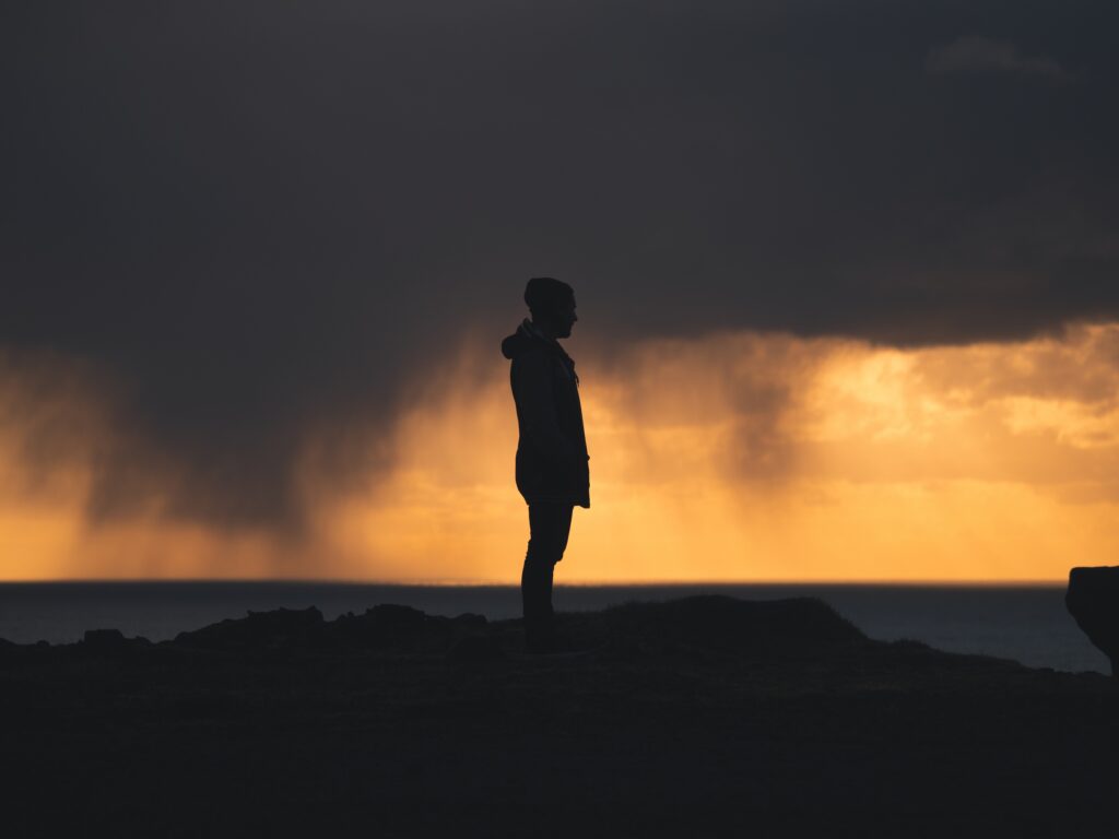 male-standing-cliff-with-yellow-cloudy-sky-background-1024x768 Solidão Depois dos 30: Por Que é Tão Difícil Fazer Amigos?
