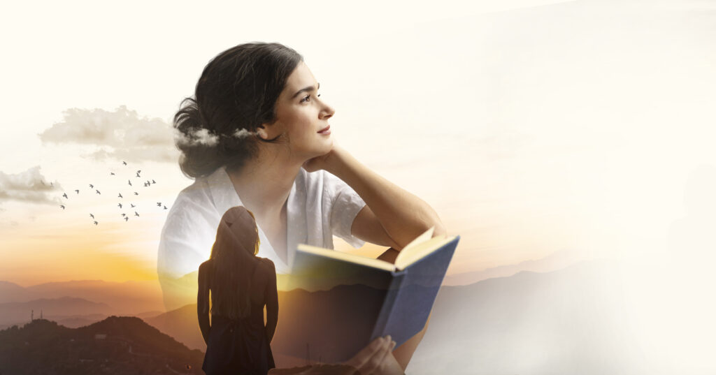 medium-shot-woman-with-book-double-exposure-1024x537 Psicologia da Fé em Situações Extremas: Como a Crença Sustenta a Resiliência Humana