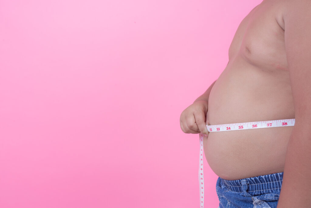 obese-boy-who-is-overweight-pink-background-1024x683 Obesidade é uma Condição de Saúde, Não um Alvo: Combata o Estigma e Entenda os Avanços no Tratamento