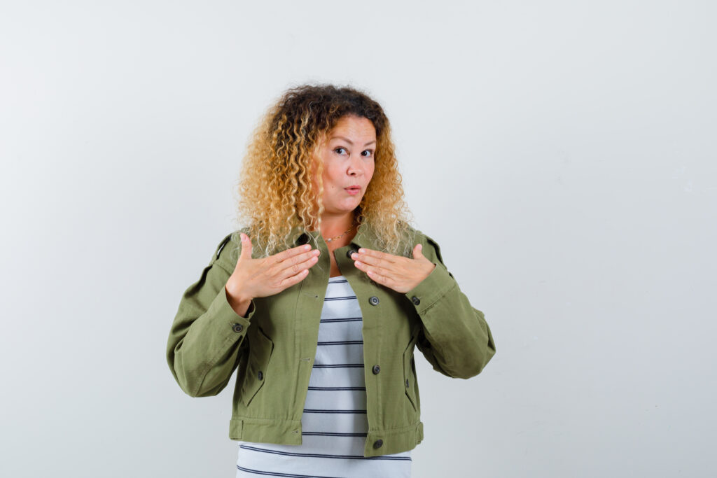 portrait-wonderful-woman-keeping-hands-chest-green-jacket-shirt-looking-astonished-front-view-1024x683 Ninguém Tem Culpa de Ter Transtorno Mental: Compreensão, Tratamentos e o Fim do Estigma