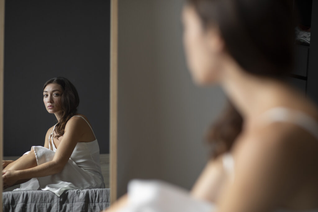 portrait-young-woman-with-low-self-esteem-with-mirror-1-1024x683 Misofobia (Germofobia): O Que É, Causas, Sintomas e Novos Tratamentos