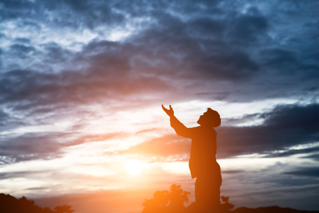 silhouette-handsome-asian-man-praying-1024x683 Como o Cristianismo Pode Melhorar Sua Saúde Mental | Fé e Bem-Estar
