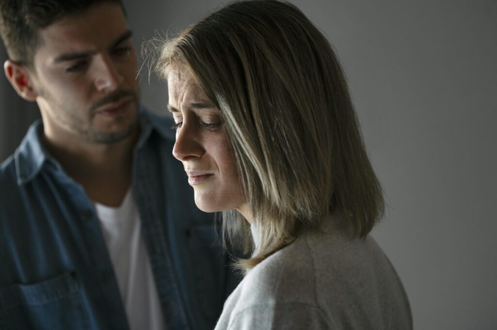 wife-husband-having-fight-2-1024x681 Dinâmica Emocional nas Traições: Compreendendo o Impacto Psicológico da Infidelidade