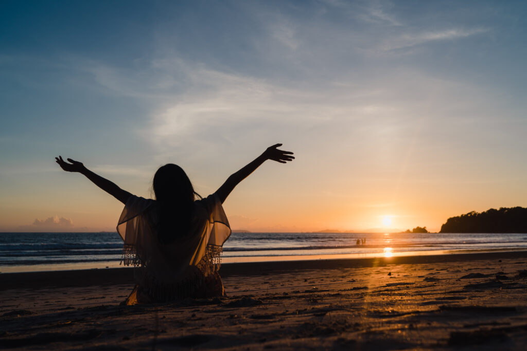 young-asian-woman-watching-sunset-near-beach-beautiful-female-happy-relax-enjoy-moment-when-sunset-evening-1024x683 Vontade de Sumir: O Que Está por Trás Desse Sentimento e Como Encontrar Ajuda Psicológica