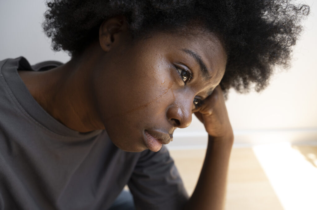 young-depressed-adult-home-1024x681 Depressão Pode Causar Dores Físicas? Entenda a Conexão Corpo-Mente e Como Tratar