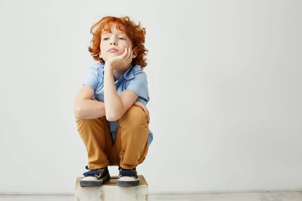 menino-sozinho-tem-sintomas-de-autismo-leve-scaled-1-1024x683 Autismo Leve: Entenda as Características, Mitos e Avanços no Tratamento do TEA de Alta Funcionalidade
