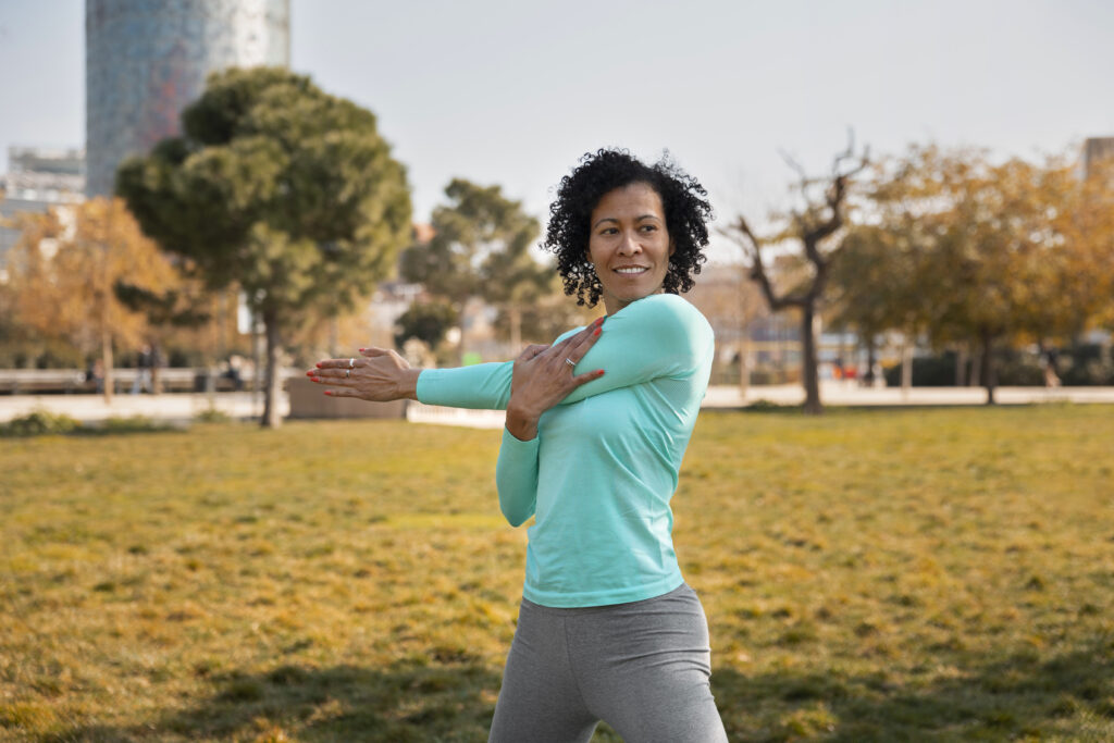 senior-woman-doing-yoga-outdoors-park-1024x683 Como o Exercício Físico Estimula a Neuroplasticidade Cerebral