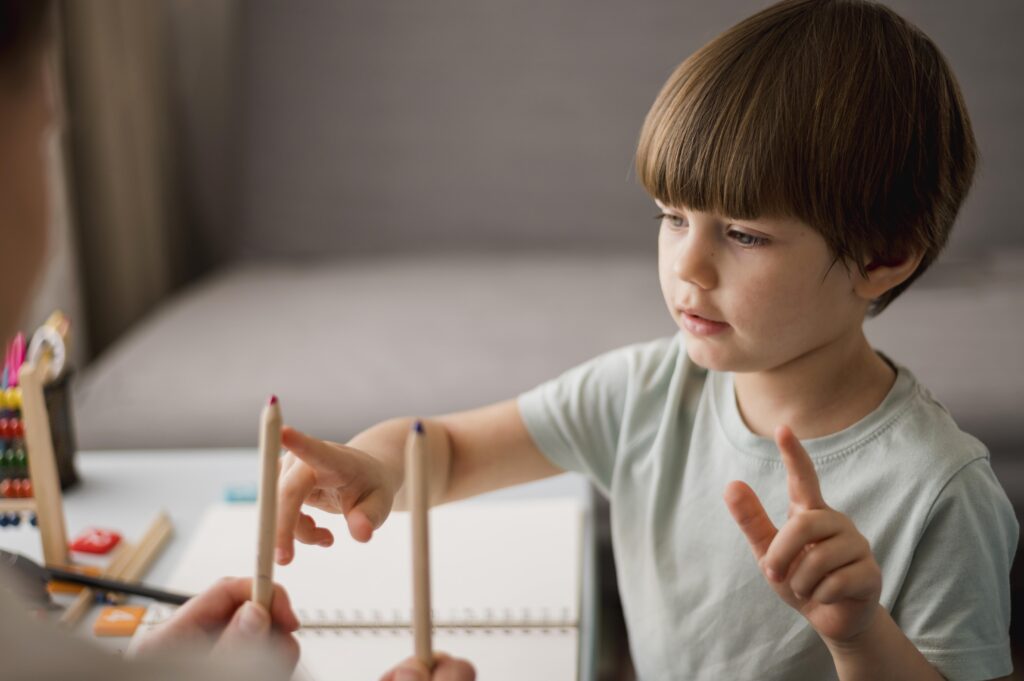 side-view-child-learning-how-count-home-using-pencils-1024x681 Espectro Autista e Comorbidades: Como o TDAH, Ansiedade e Outras Condições Afetam Pessoas com TEA