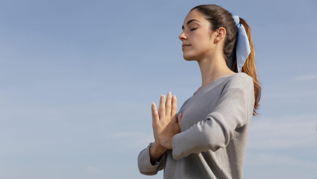 side-view-woman-meditating-nature-1-1024x581 Como Melhorar a Saúde Mental Gratuitamente: Técnicas Comprovadas e de Fácil Aplicação