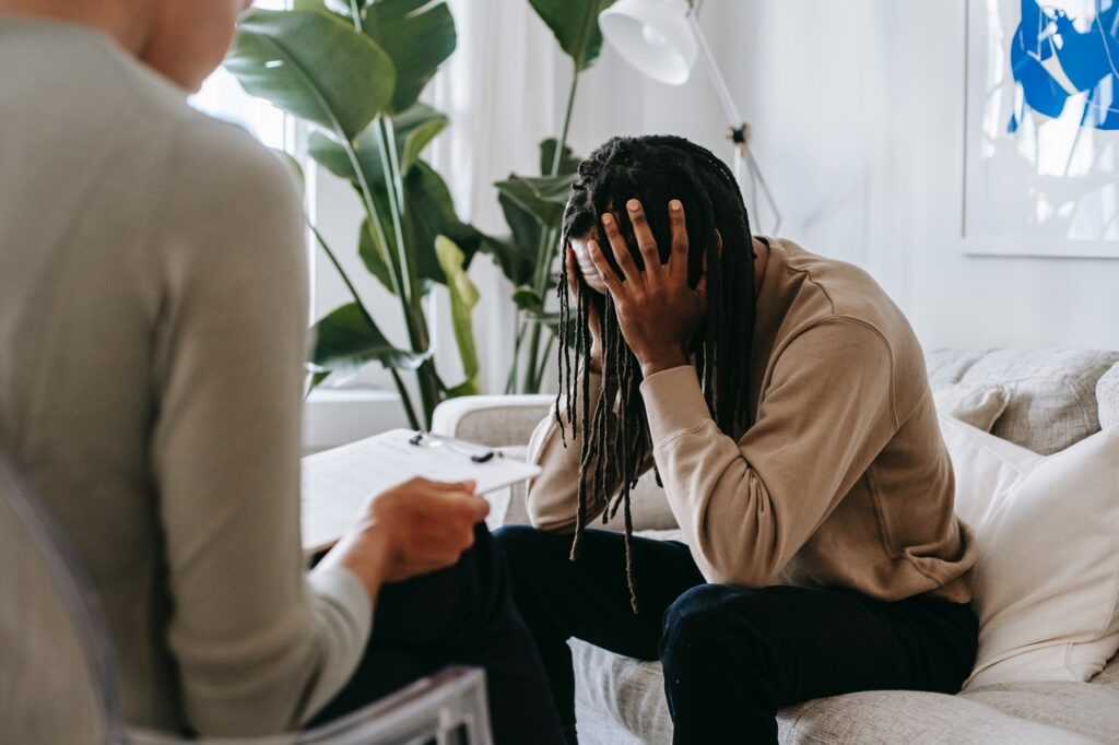 terapia-1-1024x682 É Normal Chorar na Terapia? Entenda o Significado das Emoções Durante o Processo Terapêutico