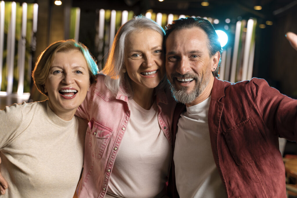three-older-friends-taking-selfie-restaurant-1024x683 Como Fazer Amigos na Vida Adulta: Estratégias Psicológicas para Conexões Reais e Duradouras