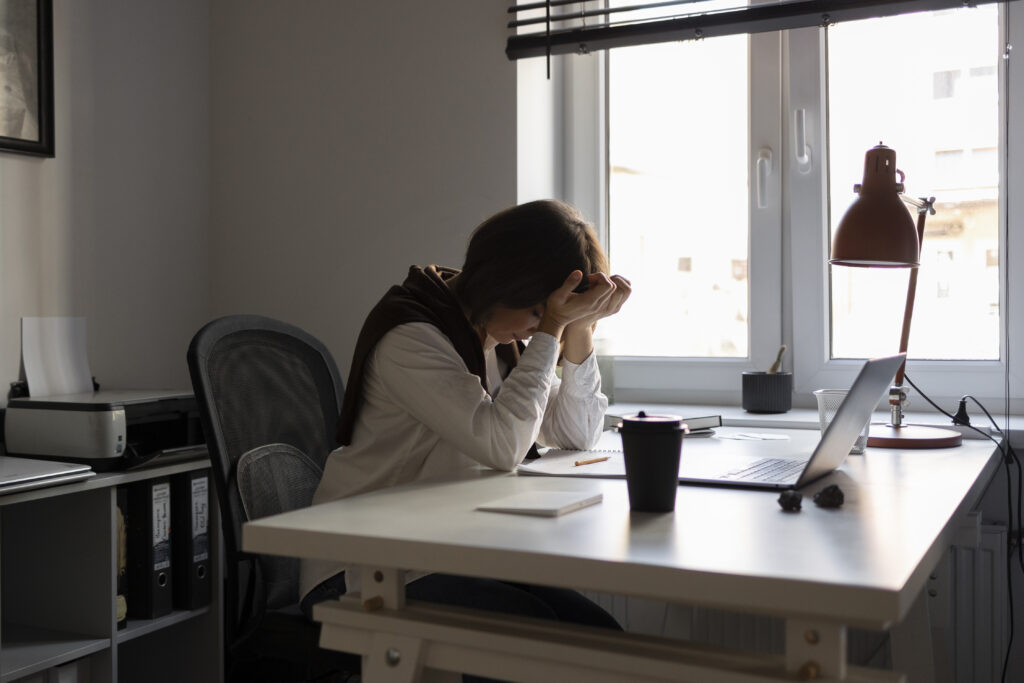 woman-with-imposter-syndrome-side-view-1024x683 Ansiedade no Ambiente de Trabalho: Estratégias Eficazes para Reduzir a Pressão Profissional