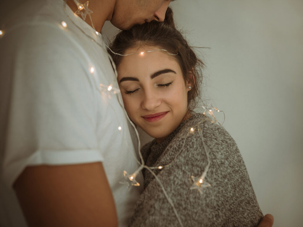 young-man-kissing-woman-head-1024x769 A Idealização do Parceiro no Início do Relacionamento: Como a Mente Constrói um Amor Irreal