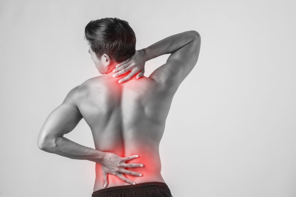 close-up-man-rubbing-his-painful-back-isolated-white-background-1024x683 Terapia Baseada em Mindfulness para Dor Crônica: Como Funciona e Seus Benefícios Comprovados