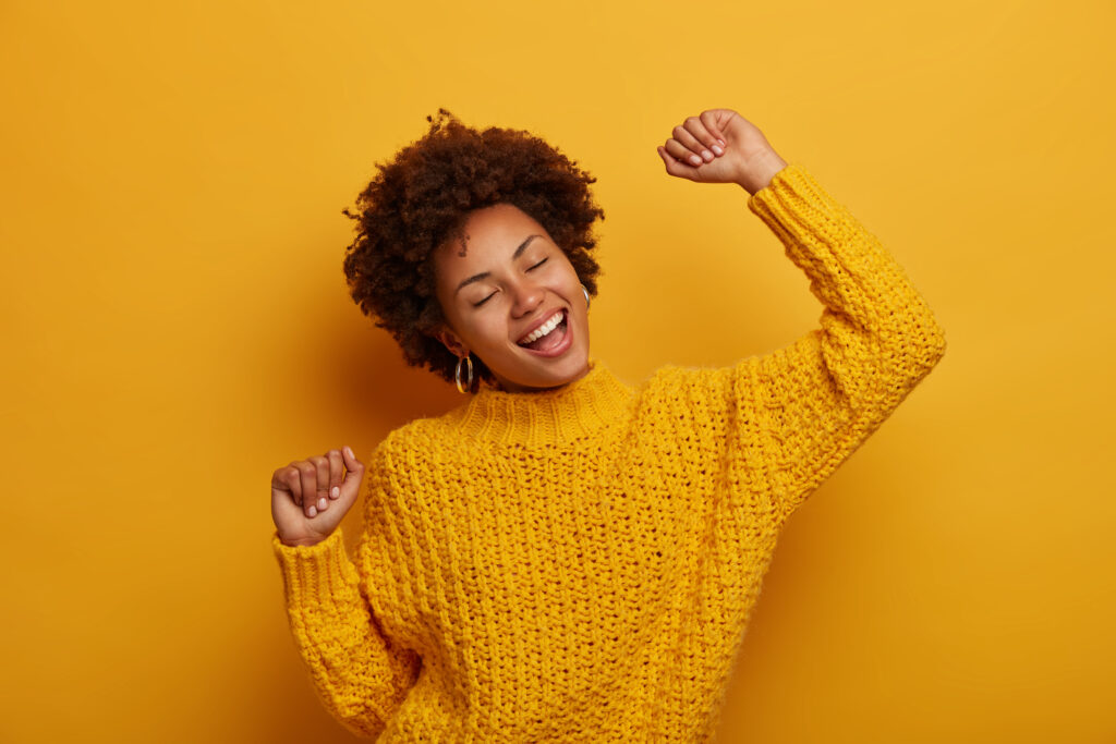 lively-charming-dark-skinned-girl-dances-joyfully-celebrates-good-news-feels-lucky-successful-1024x683 Superação da Depressão: Histórias Reais Que Inspiram e Mostram Que É Possível Vencer
