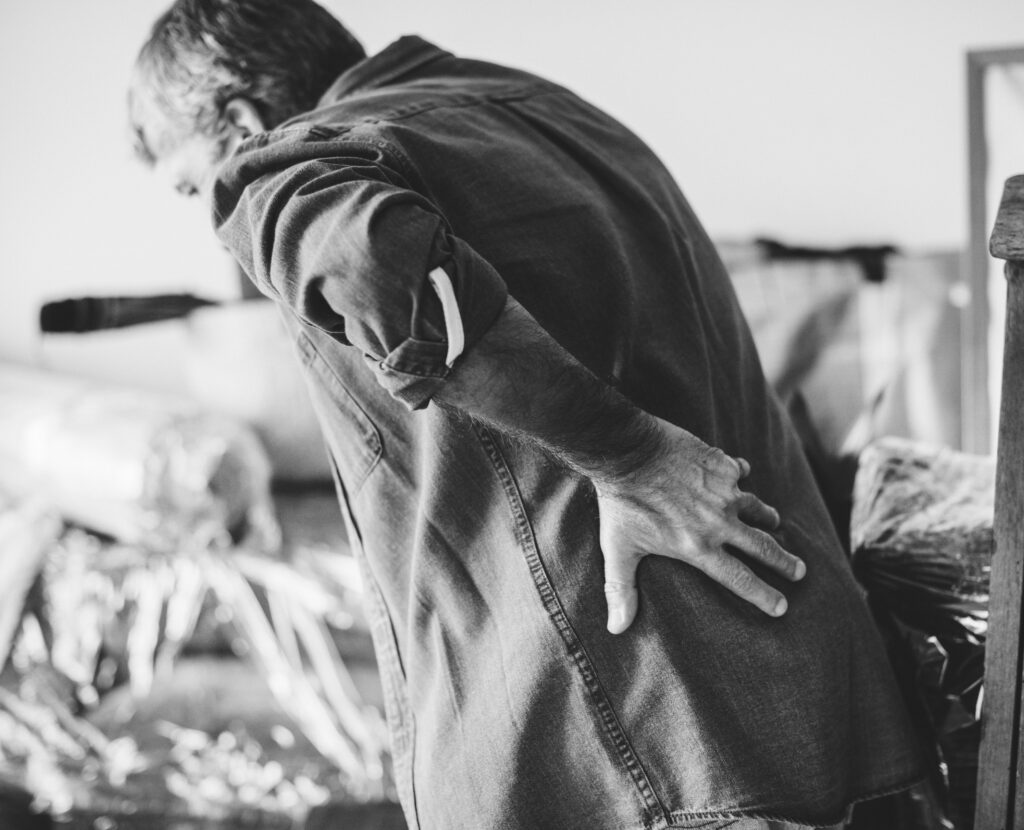 senior-man-having-back-pain-1024x830 Como Encontrar Sentido Mesmo na Dor: Um Caminho Possível e Transformador