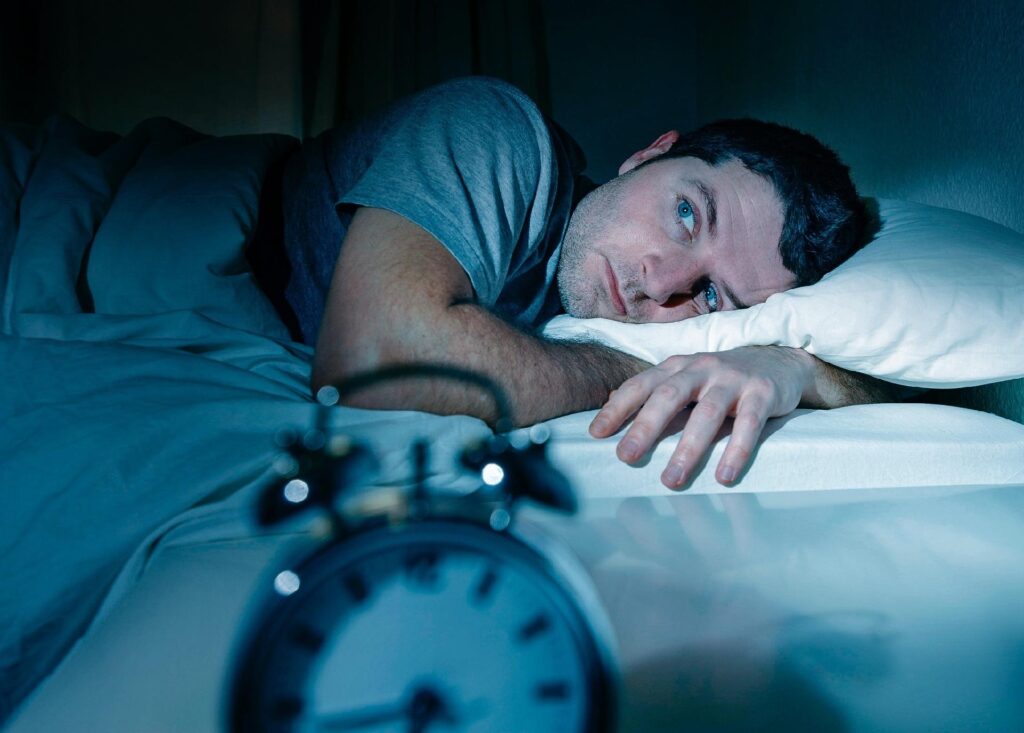 privacao-de-sono-1521394727088_v2_1920x1374-1024x733 Psicologia do Sono Interrompido: Acordar Várias Vezes à Noite Prejudica a Mente?